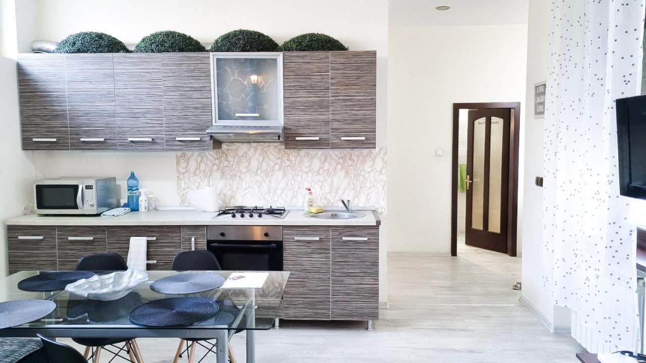 Simi Central Apartment Орадеа Екстериор снимка